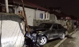 Пиян непълнолетен заби в електрически стълб автомобила на баща си