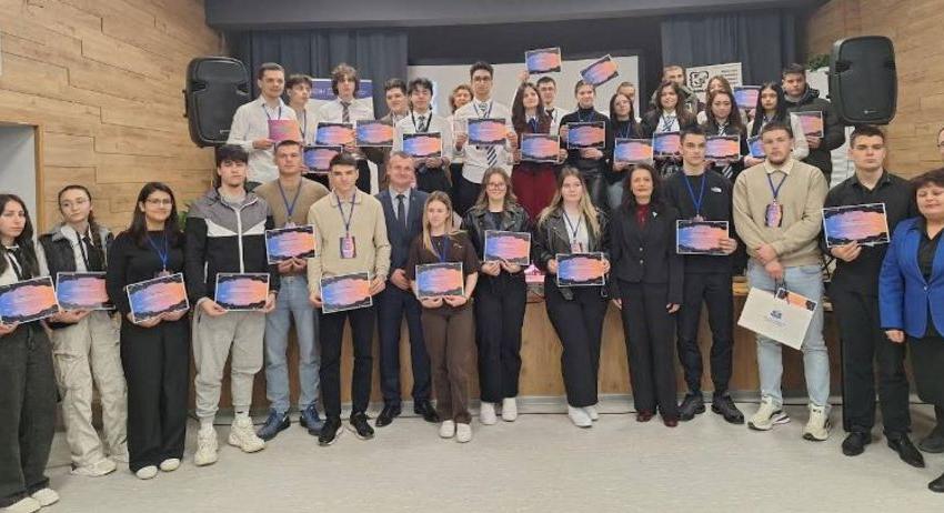 Младежкият хакатон „Идея за бъдеще“ събра в Разград млади иноватори от региона