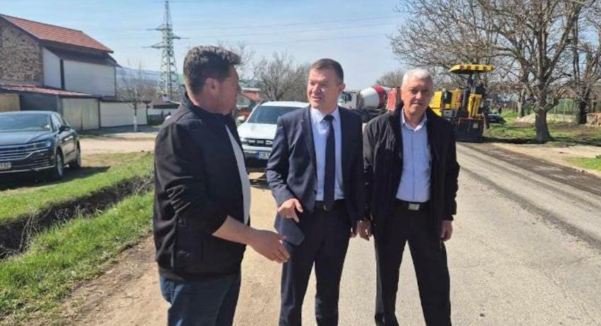 Областният управител инспектира началото на ремонта на пътя за Исперих