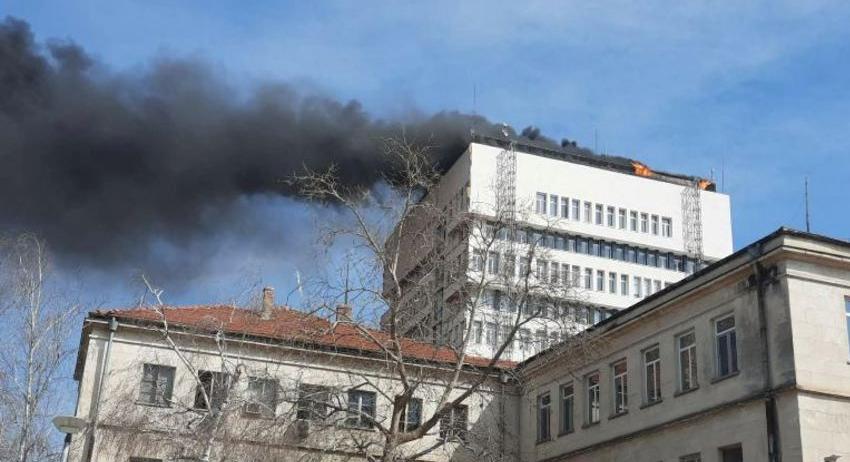 Пожарът на покрива на административната сграда на Общината беше овладян бързо