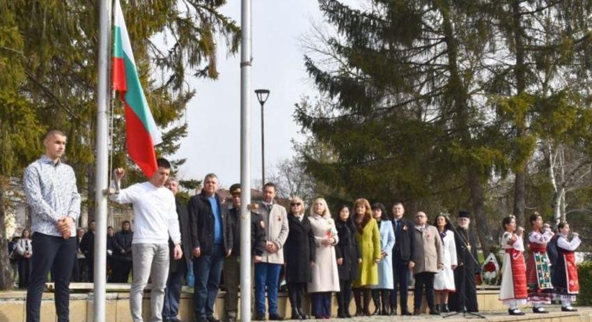 Шампиони по колоездене издигнаха националния трибагреник на Трети март