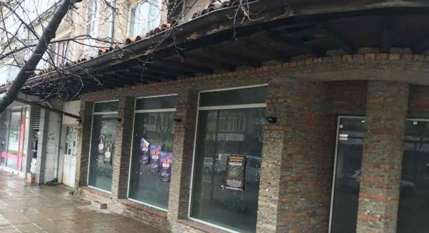 Стари керемиди падат по натоварения бул. „Васил Левски”