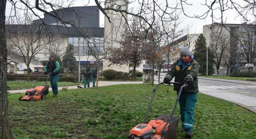 Започна косенето на зелените площи