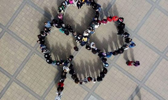 Украсиха с десетки детелини дървета в градинката до Часовниковата кула