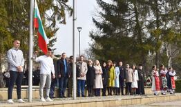 Шампиони по колоездене издигнаха националния трибагреник на Трети март