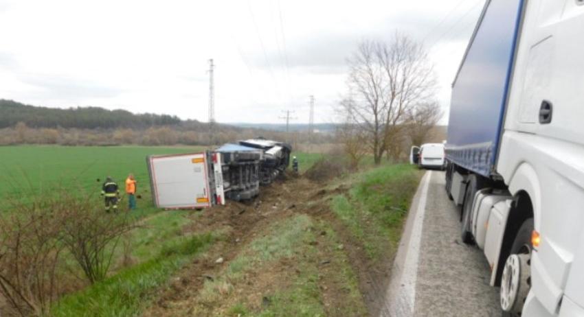 Баща и дъщеря пострадаха тежко при катастрофа в Разградско