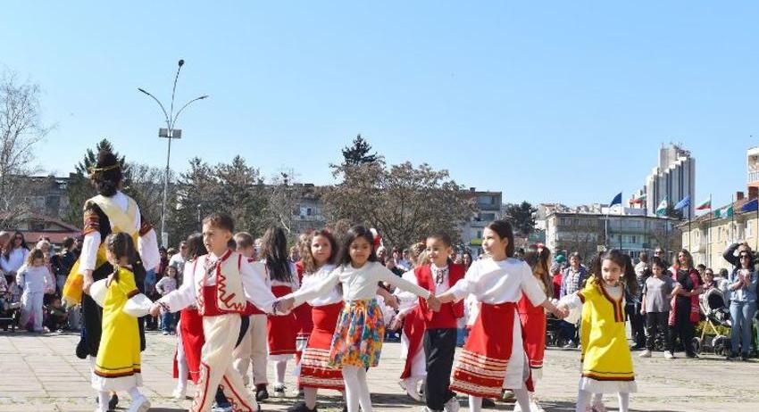 Малки и големи празнуваха Цветница