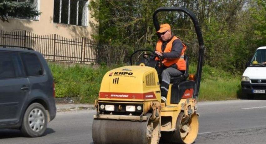 От ул. „Княз Борис“ започна запълването на дупките по улиците в Разград