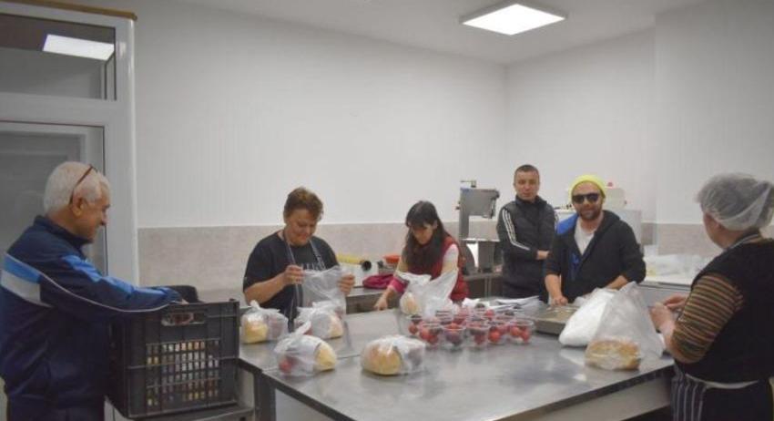 Великденски яйца и козунак за 400 потребители на социалната услуга „Топъл обяд“
