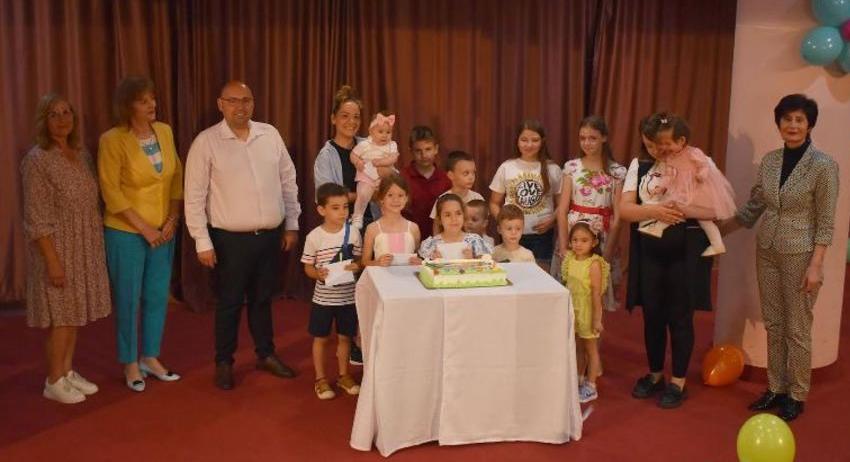 Децата, родени с подкрепата на общинския фонд „Ин витро“, получиха подаръци