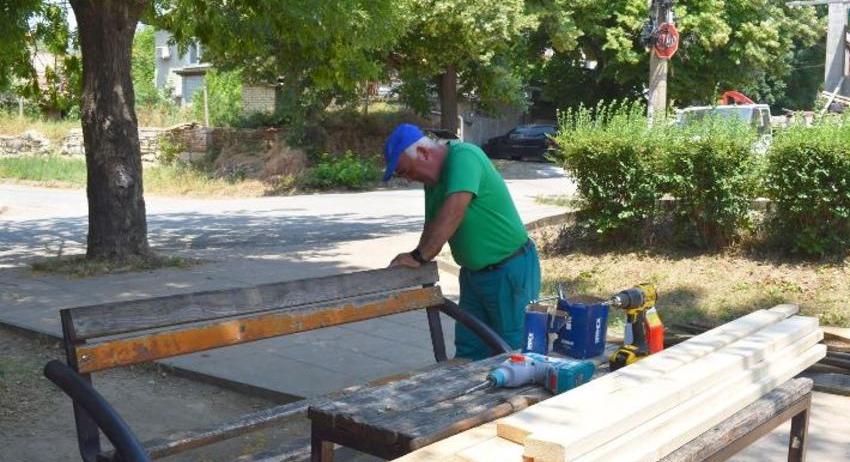 Обновяват парковата мебел по площадките в Разград