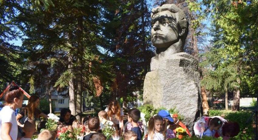 Пред паметника на Васил Левски ще бъдат отбелязани 189 години от рождението на Апостола на Свободата