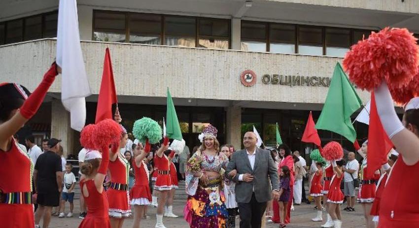 В първия ден от Панаира на киселото мляко красавица от Турция стана „Кралица на Панаира“