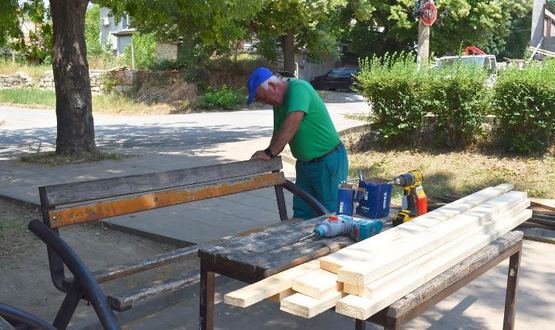 Обновяват парковата мебел по площадките в Разград