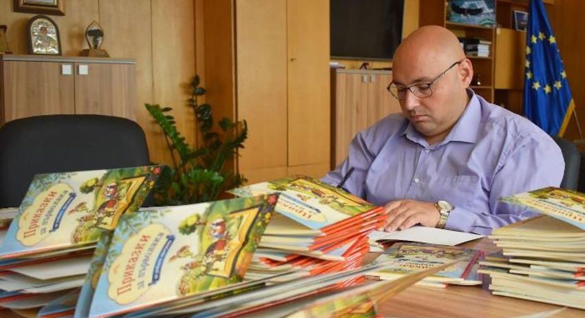 Книжка с приказки ще получат всички първокласници