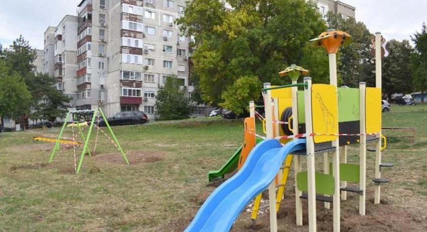 Продължава обновяването на детски площадки