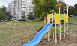 Продължава обновяването на детски площадки
