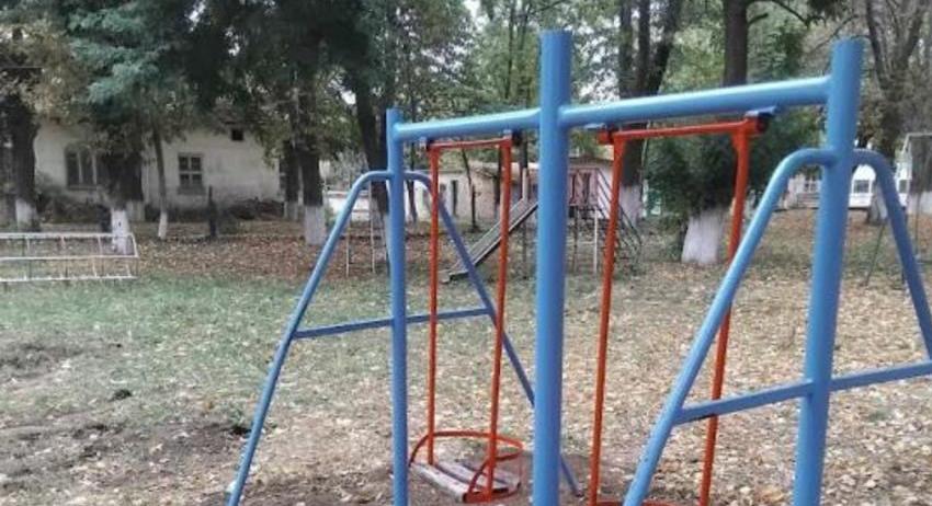Нови люлки и пързалки и за децата в Дянково и Гецово